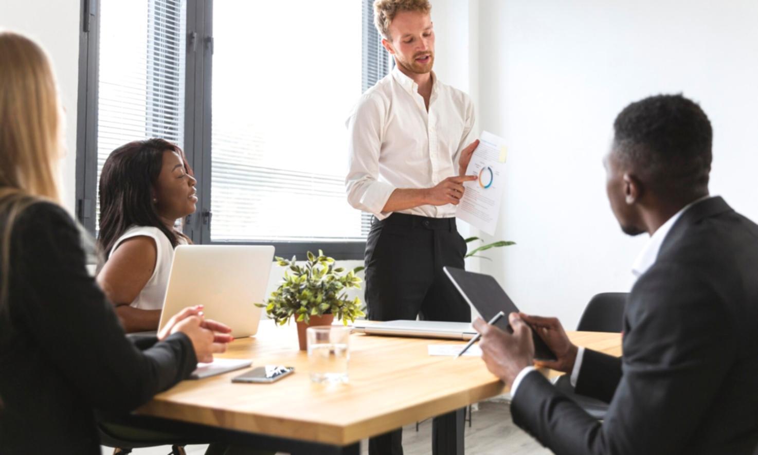 Erfolgreiche Geschäftsfrau im modernen Büro